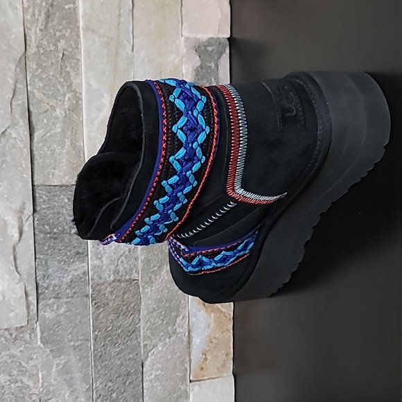 UGG Women's Classic Mini II Braid Platform Boot - Picture 8 of 10